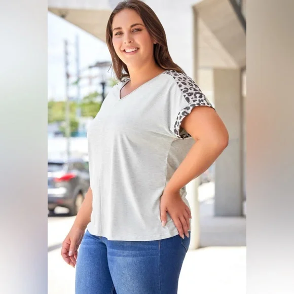 Plus Size Leopard Splicing V Neck Short Sleeve Top - Picture 4 of 5